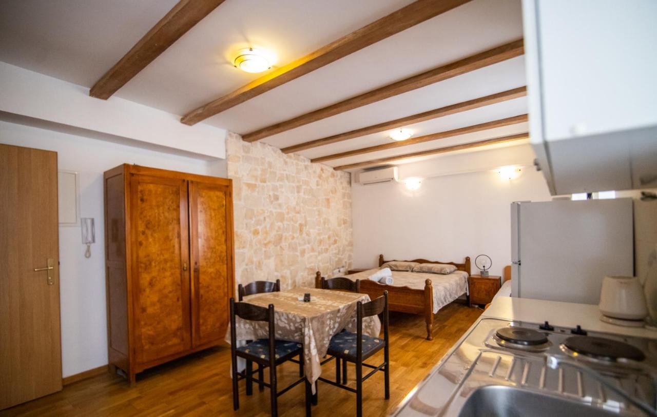 Apartments Loriana Σίμπενικ Εξωτερικό φωτογραφία